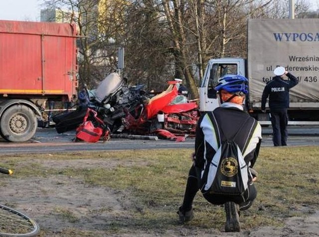 Kilka dni temu w Bydgoszczy samochód ciężarowy uderzył w sznur samochodów stojących na światłach. W wypadku zginęło 2,5-letnie dziecko