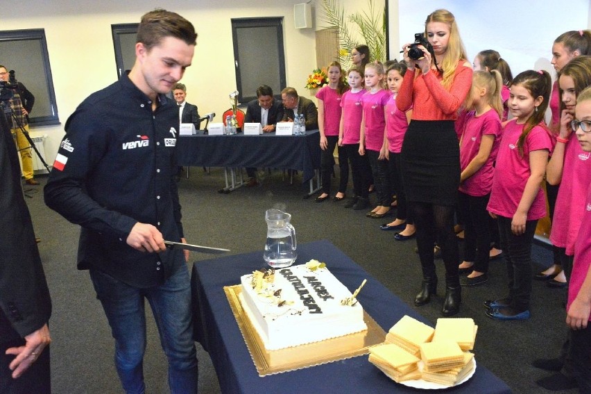 Maciej Giemza powitany w Piekoszowie. Były gratulacje, tort i "100 lat" dla uczestnika Rajdu Dakar