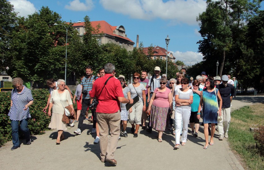 W niedzielę grupa około 40 osób spacerowała z przewodnikiem...