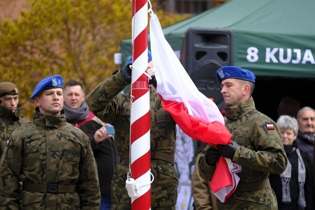 W sobotę 13 kwietnia na Rynku Nowomiejskim w Toruniu 140 ochotników przygotowujących się do Terytorialnej Służby Wojskowej złożyło przysięgę. Żołnierze będą służyli w 8. Kujawsko-Pomorskiej Brygadzie Obrony Terytorialnej im. gen. bryg. Elżbiety Zawackiej, ps. „Zo”. Wśród zaprzysiężonych znalazło się ponad 40 kobiet.