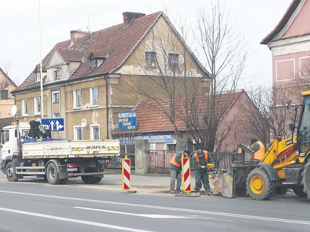 W okolicy placu Zgody trzeba było naprawić rurę wodociągową. Przez to zrywano niedawno położony asfalt.