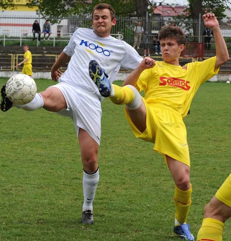 Pilkarze Sokola Nisko (biale stroje) w Przemyślu okazali sie...