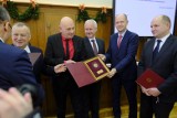 Sejmik województwa przyjął budżet na przyszły rok. "Nowości" z medalem za zasługi dla regionu