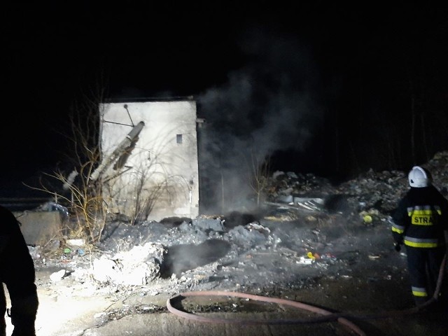 Pożar odpad&oacute;w na terenie byłego Pronitu w Pionkach.