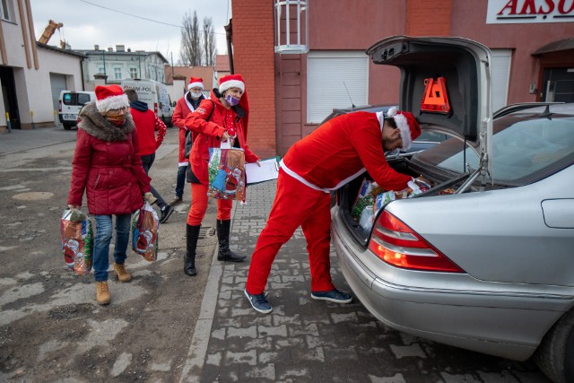 Rok temu w ramach akcji "Pomóżmy Świętemu Mikołajowi" paczki świąteczne trafiły do ponad 200 osób potrzebujących, samotnych czy niepełnosprawnych.