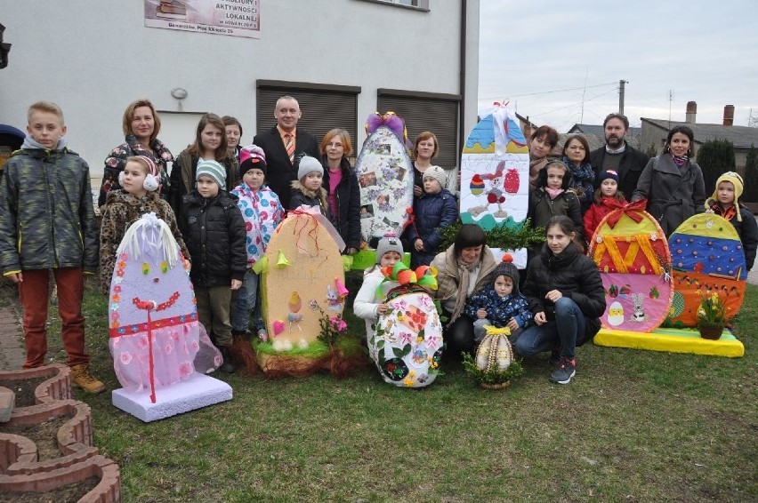 Laureaci konkursu ze swymi pracami. Na zdjęciu także wójt...