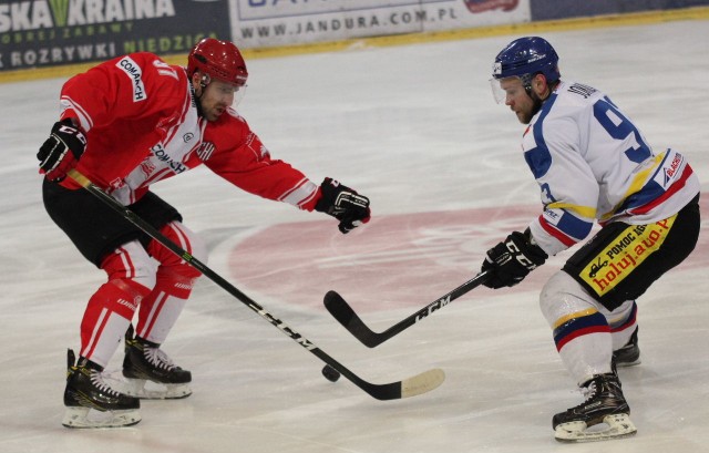 Obrońca Cracovii Mateusz Rompkowski (z lewej) kontra napastnik Podhala Jarmo Jokila