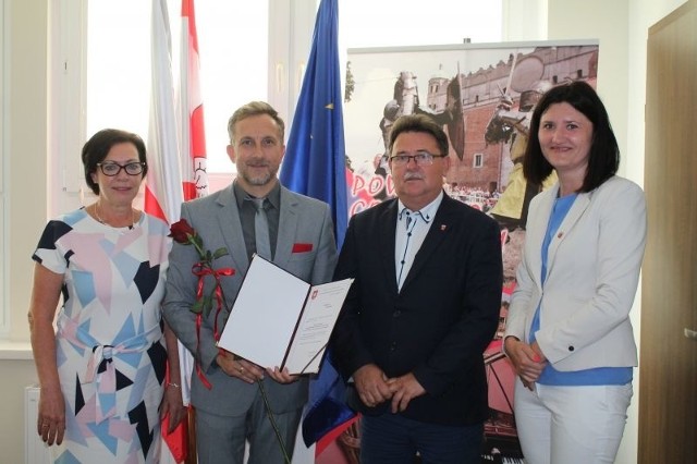 Krzysztof Sypek odebrał akt powierzenia stanowiska od starosty golubsko-dobrzyńskiego Franciszka Gutowskiego, wicestarosty Danuty Maleckiej i kierownik Wydziału Oświaty i Zdrowia Starostwa Powiatowego w Golubiu-Dobrzyniu  Małgorzaty Piaskowskiej