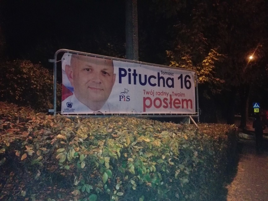 Przed wyborami do Sejmu w Lublinie. Nocny rajd kandydatów z banerami wyborczymi             