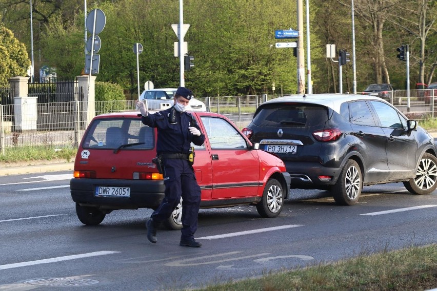 Mniejsza liczba pojazdów na drogach powoduje spadek ryzyka...