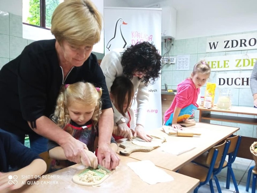 Uczniowie szkoły podstawowej w Promnie na warsztatach kulinarnych. Dzieci gotowały z mistrzynią makaronu, babcią jednego z nich  [ZDJĘCIA]