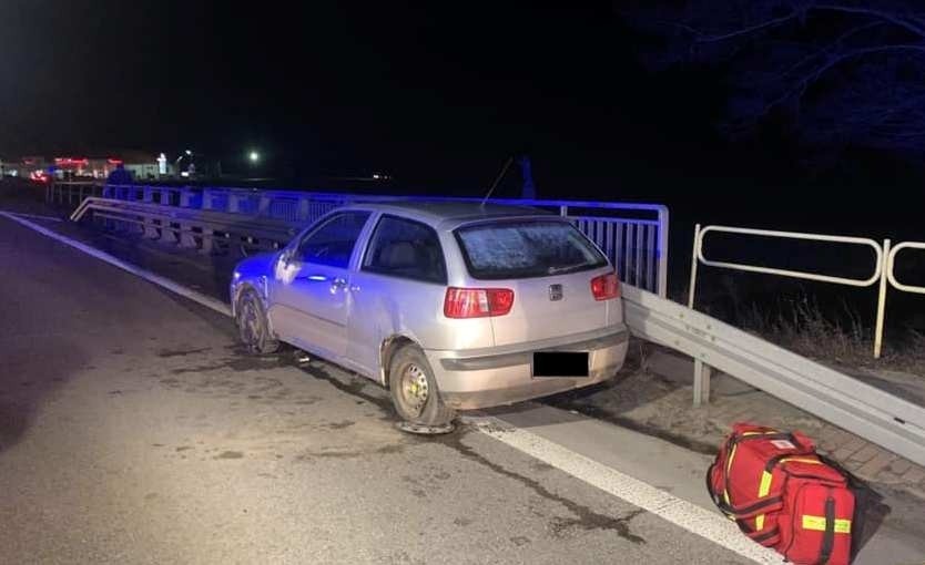 Wypadek w Baranowie, na ulicy Mostowej. 21.02.2022. Seat uderzył w barierę mostu