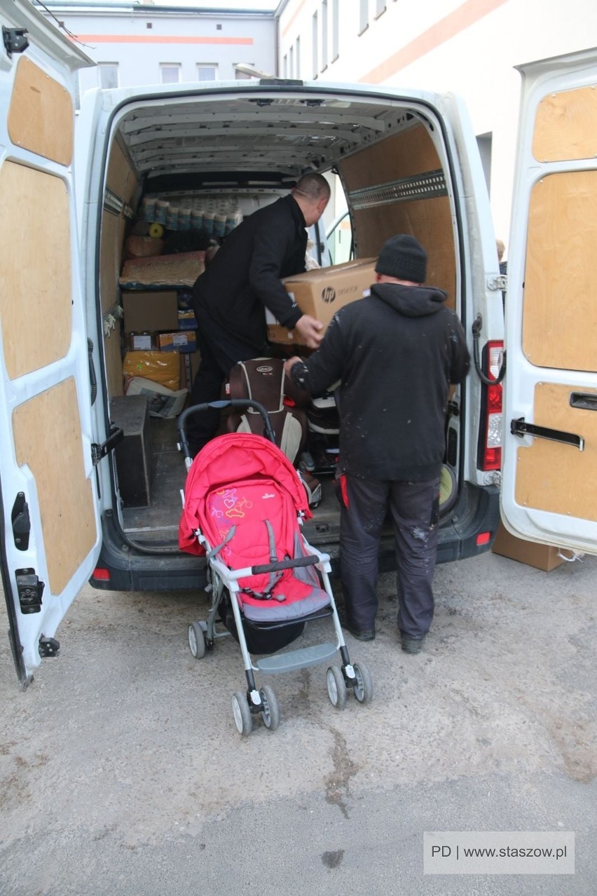 Staszów pomaga Ukrainie. Kolejne transporty darów jadą na granicę. Zobaczcie zdjęcia