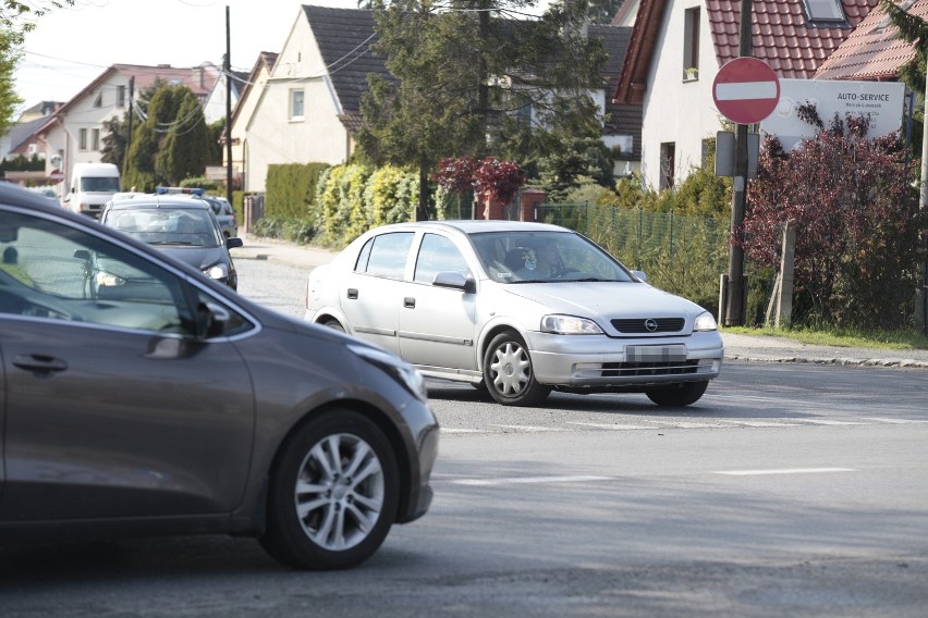 Kierowcy jadący od Krapkowic muszą tu przepuszczać pojazdy...