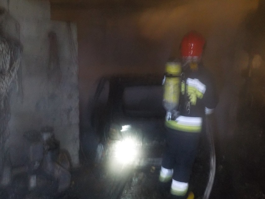 Pożar garażu w miejscowości Bugaj. W środku znajdowały się samochód i motor. Straty są pokaźne (ZDJĘCIA)