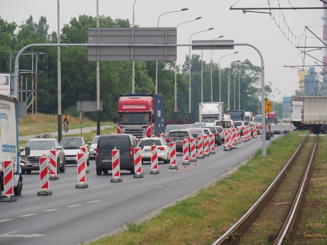 Na al. Włókniarzy po zamknięciu jej jednej jezdni nie udało się uniknąć korków.