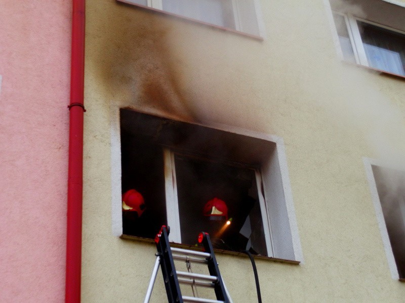 Pożar mieszkania w Białogardzie. Straty oszacowano na 40...