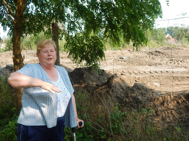 Krystyna Maziarz-Łysakowska obawia się, że prace ziemne sąsiada sprawią, iż woda będzie spływać na jej podwórko.