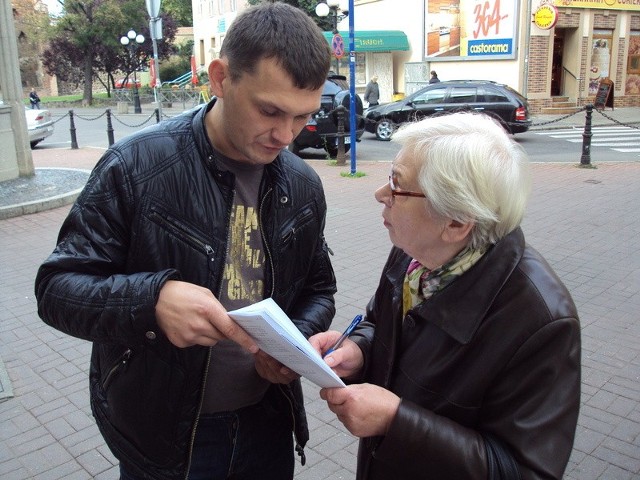 Mariusz Wójcik już głodował "dla szpitala&#8221;, a w poniedziałek w centrum miasta zbierał podpisy gorzowian, którzy boją się o lecznicę