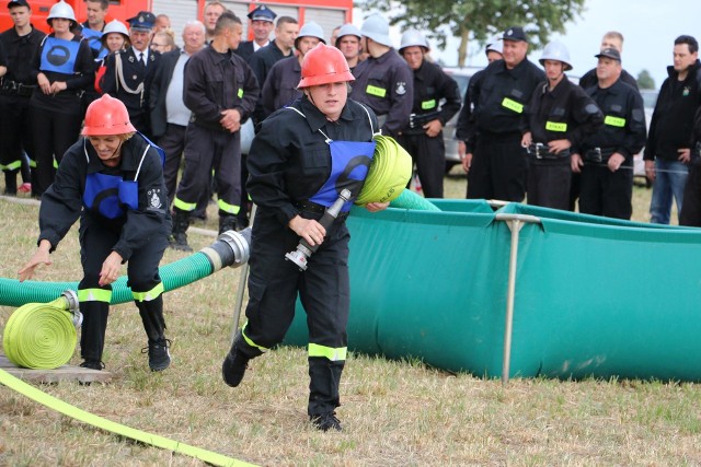 Osiem drużyn męskich, po dwie młodzieżowe i żeńskie walczyło o puchary podczas gminnych zawodów pożarniczych, które odbyły się w Mysłakówku. Mimo niepewnej pogody dopisali też kibice, którzy dzielnie motywowali druhów ze swoich sołectw. - W naszej gminie jest ponad 230 druhów, którzy działają w ośmiu jednostkach. Cieszę się, że wszystkie wzięły udział w zawodach. W ubiegłym roku była tylko jedna żeńska, w tym mamy już dwie drużyny dzielnych kobiet - powiedział Krzysztof Dąbkowski, wójt gminy.Druhowie na początku walczyli o dodatkowy puchar, który był przyznany za prawidłowo wykonaną musztrę. Otrzymała go drużyna z Trzcianki. Następnie druhowie musieli wziąć udział w sztafecie z przeszkodami, w której udział brało po siedmiu druhów, a każdy musiał przebiec 50 metrów, pokonując przeszkody. Do wykonania były także ćwiczenia bojowe. Sędziowie z PSP w Lipnie uznali, że najlepiej zadania wykonała drużyna z OSP Borowa. Drugie miejsce zajęli druhowie z OSP w Tłuchowie, a trzecie z OSP Jasień. Wśród kobiet najlepsze okazały się druhny z Trzcianki, a drugie miejsce wywalczyły panie ze Źródeł. Wśród drużyn młodzieżowych prym wiedli druhowie z Jasienia, drudzy byli z OSP Tłuchówek. Najlepsze drużyny zakwalifikowały się do zmagań powiatowych.