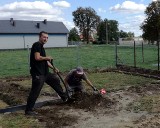 Mieszkańcy Pilaszkowa pod Łowiczem w czynie społecznym budują altanę biesiadną