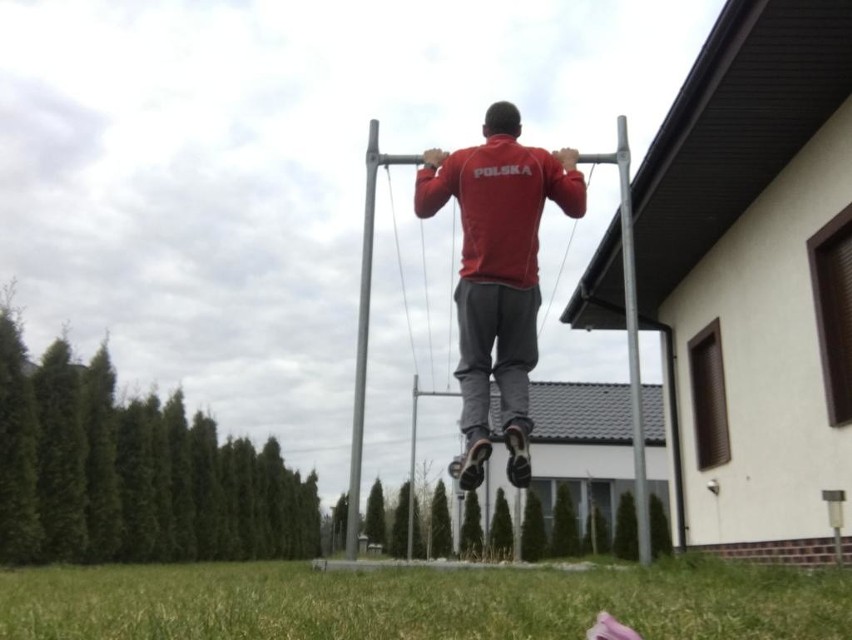 Rafał Rosolski podczas treningu w domu