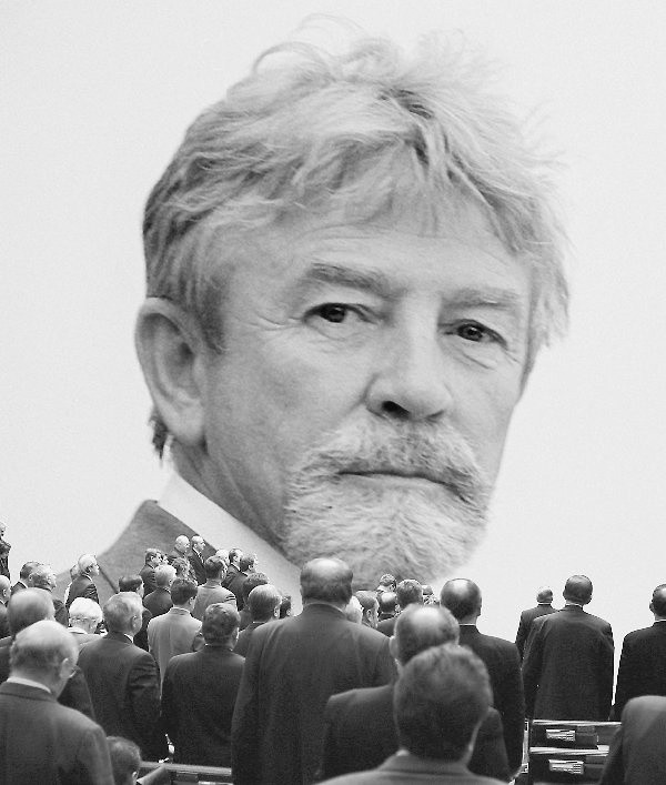 17 lutego 2004 roku, Sejm: Posłowie minutą  ciszy oddają hołd Ryszardowi Kuklińskiemu.