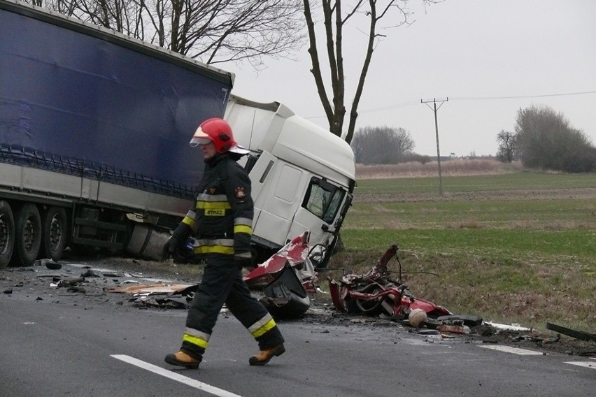 Śmiertelny wypadek w Miłosnej. Ciężarówka zderzyła się z busem