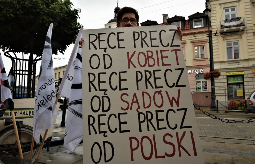 Protest przed biurami posłów PiS w Lublinie przeciw zaostrzaniu ustawy antyaborcyjnej. "Zatrzymamy fanatyków" (ZDJĘCIA, WIDEO)