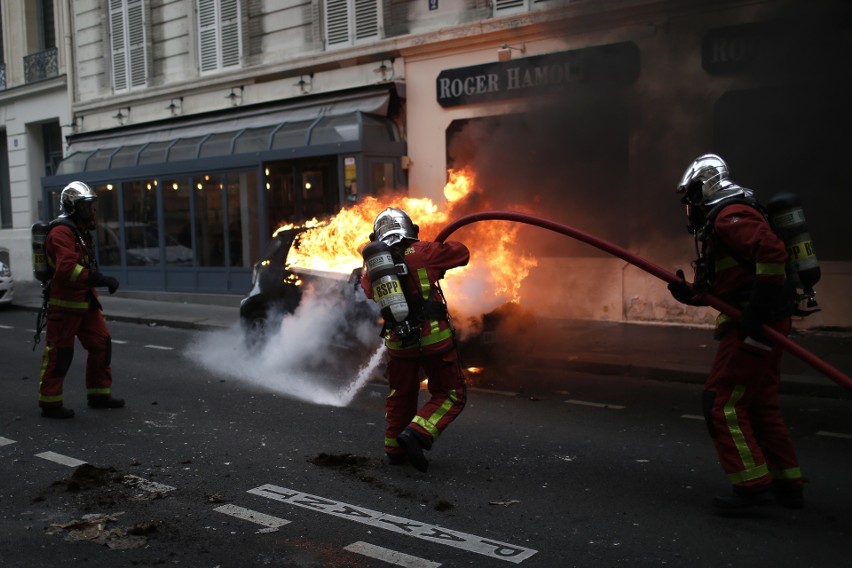 Francja: Zamieszki w Paryżu 8.12 ZDJĘCIA Protesty "żółtych kamizelek". Bilans: 260 rannych, 1700 zatrzymanych. Ile osób protestowało?