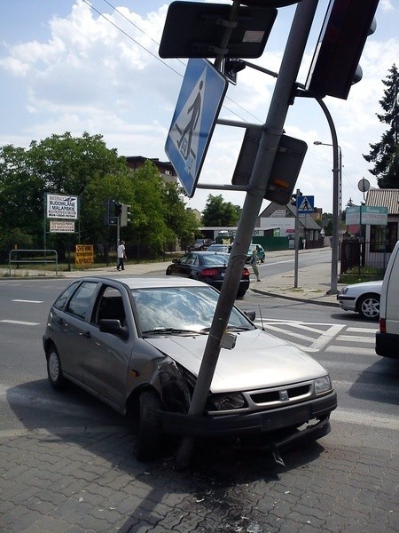 Zderzenie dwóch aut osobowych w Radomiu. Ściął słup jak zapałkę (zdjęcia)