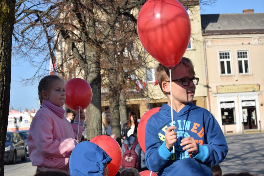 W Gorlicach jest dzisiaj biało-czerwono. Na płycie rynku powstała żywa flaga. Przyszły setki uczniów z biało-czerwonymi balonikami