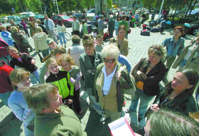 Zdenerwowani rodzice ponad siedem godzin czekali, aż ich dzieci będą mogły odjechać sprawnym autobusem.