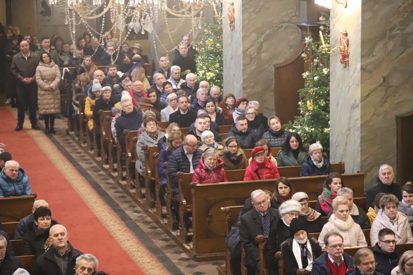 Boże Narodzenie 2022. Uroczysta Suma Pontyfikalna w Bazylice Katedralnej w Kielcach. Odprawili ją trzej biskupi. Było kilkaset osób