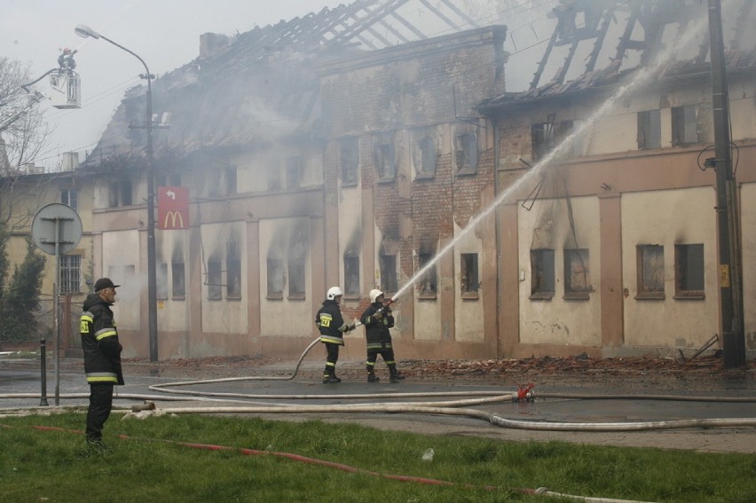 Wielki pożar w Legnicy. Przy ulicy Kartuskiej spłonęła była stolarnia PKP (ZDJĘCIA)