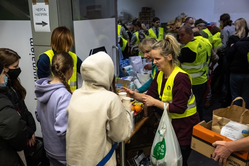 Kraków pomaga uchodźcom. Urzędnicy nie panują nad sytuacją, chaos ostudza w mieszkańcach entuzjazm do niesienia pomocy