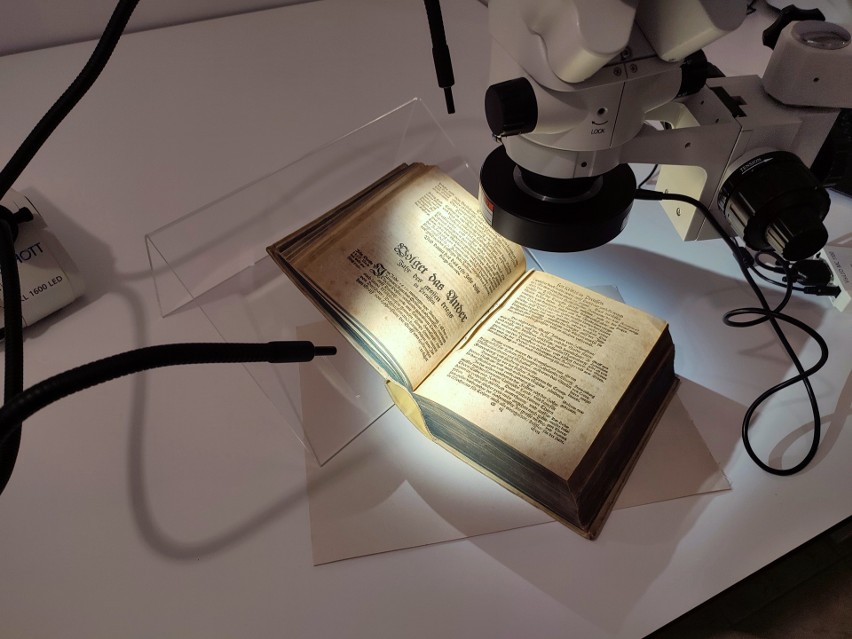 Wojewódzka Biblioteka Publiczna – Książnica Kopernikańska w Toruniu z nowoczesnymi mikroskopami do badań zabytkowych zbiorów