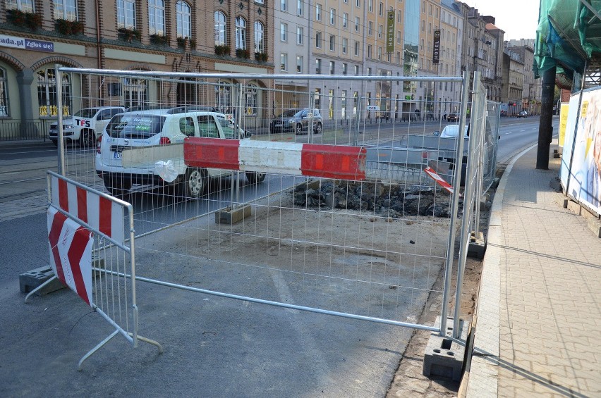 Biurowiec Dominikański pnie się w górę, uwaga na utrudnienia w ruchu (ZDJĘCIA)