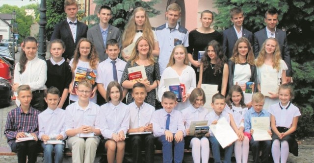 Uhonorowane dzieci i młodzież przez Urząd Miasta i Gminy Opatów.