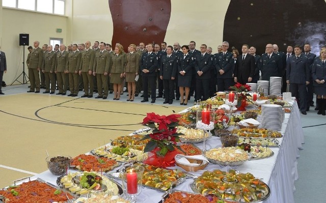 W poniedziałek, 18 grudnia w Oddziale Prewencji Policji w Białymstoku odbyło się spotkanie opłatkowe służb mundurowych województwa podlaskiego. W uroczystości wziął udział Sekretarz Stanu w Ministerstwie Spraw Wewnętrznych i Administracji Jarosław Zieliński, a także szefowie służb podległych MSWiA oraz zaproszeni goście.