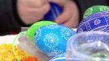 Co oznaczają barwy pisanek wielkanocnych? Czym zabarwić jajka w domu? [WIDEO]