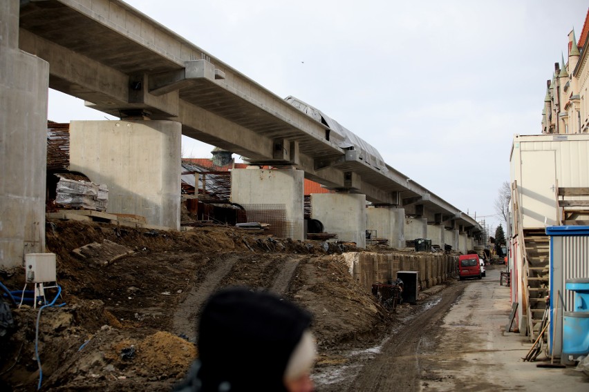 Kraków. Rosną nowe estakady kolejowe w centrum. Mieszkańcy niepokoją się o zabytkowy wiadukt na Grzegórzkach [ZDJĘCIA]