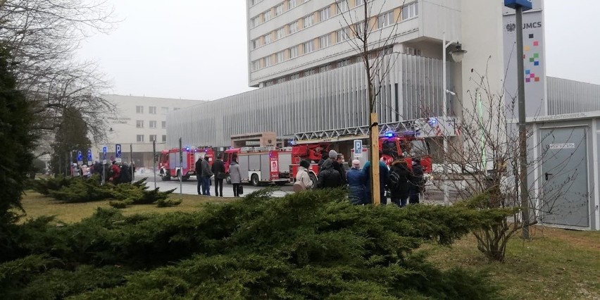 Kilka wozów strażackich pod Rektoratem UMCS w Lublinie. Co się stało? 