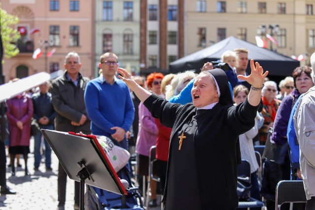 Trwa świętowanie 232. rocznicy uchwalenia Konstytucji 3 Maja. Z tej okazji odbyła się również uroczysta Msza Święta W intencji ojczyzny. Została ona odprawiona na Rynku Staromiejskim.