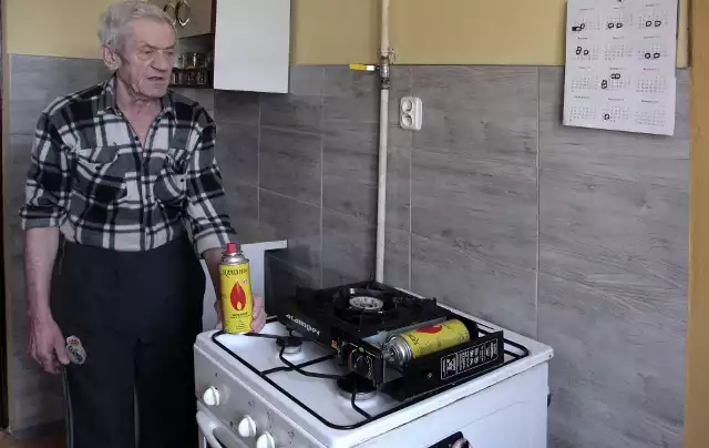 W mieszkaniu 74-letniego Ryszarda blisko miesiąc temu odcięto gaz. Zakręcono kurek, zdjęto termę. Mężczyzna gotuje na kuchence turystycznej. Administracja twierdzi, że instalacja była nieszczelna. Rodzina seniora twierdzi, że to nieprawda