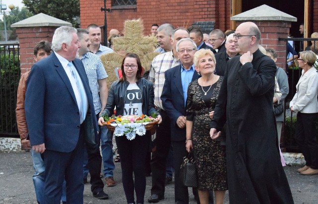 Barwny korowód z wieńcami był najbardziej widowiskową i kolorową odsłoną gminnych dożynek, które odbyły się w sobotę wieczorem w Trzcielu.Doroczne dożynki rozpoczęła msza święta w intencji rolników. Po jej zakończeniu rolnicy i ich goście przeszli korowodem z kościoła na plac przy Gminnym Ośrodku Kultury i Sportu, gdzie odbył się dożynkowy ceremoniał. Starostowie dożynek – Cezary Dynowski i Bożena Świerzko - razem z proboszczem ks. Markiem Bednarkiem, burmistrzem Jarosławem Kaczmarkiem i przewodniczącym rady Jackiem Marciniakiem pokroili wypieczone z tegorocznego ziarna okazałe bochny chleba i podzielili się nim z mieszkańcami. - Oby chleba nie zabrakło na naszych stołach – mówił burmistrz.Delegacje poszczególnych sołectw przywiozły ze sobą dożynkowe wieńce, wyplecione ze zbóż i przystrojone kwiatami, owocami i ziołami. Różniły się wyglądem, ale wszystkie urzekały misternym wykonaniem i pomysłowością. Np. wieniec mieszkańców Chociszewa miał kształt hostii, podczas gdy mieszkańcy Brójec przyozdobili swoje dzieło apetycznie wyglądającym bochnem chleba.Zdjęcia i relacja z dożynek w Trzcielu w środę, 13 września, w tygodniku „Głos Międzyrzecza i Skwierzyny”. Przeczytaj też:   Dirty Run III. Morderczy bieg w błocie, dymie i wśród płomieni [FILM, ZDJĘCIA]