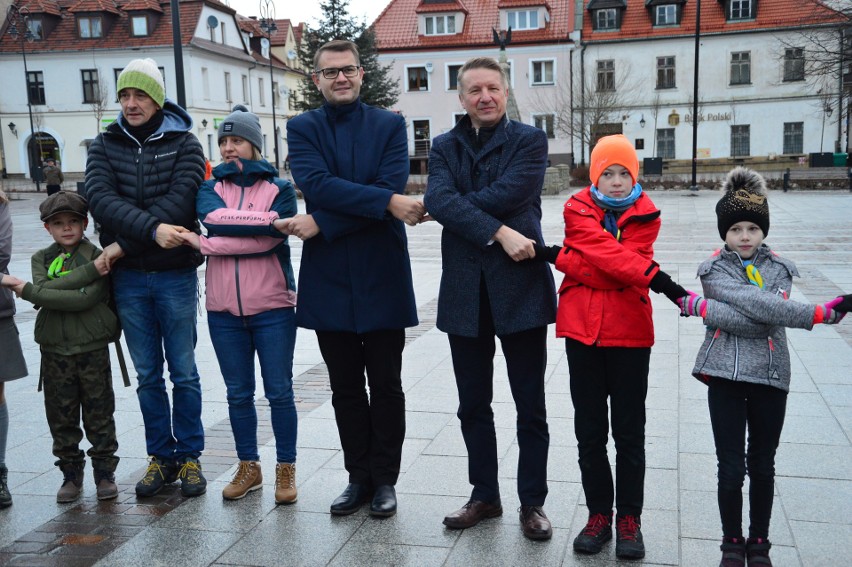 Harcerze utworzyli na Rynku braterski krąg i przywitali...