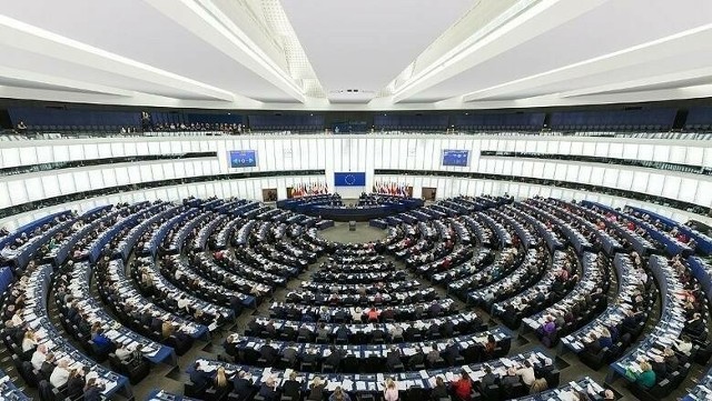 Parlament Europejski zatwierdził w głosowaniu pakt migracyjny.