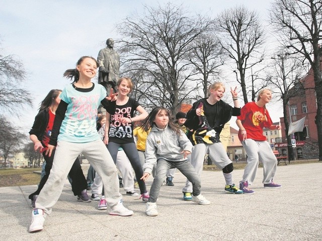 W pierwszym dniu wiosny podopieczni Studio Balance zaprezentowali street dance, czyli taniec uliczny, właśnie na ulicy.