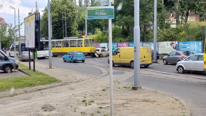 Kolizja na ul. Firlika w Szczecinie. Wykolejony tramwaj i trzy uszkodzone samochody - 26.06.2020 